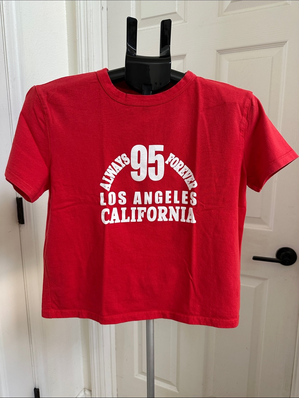 Zara Women’s Red 'Los Angeles California' Graphic Cropped Tee in Size L